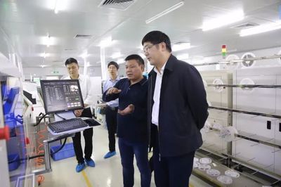 縣委書記胡劍飛赴深圳考察一束光科技，聚焦電子產品研發(fā)